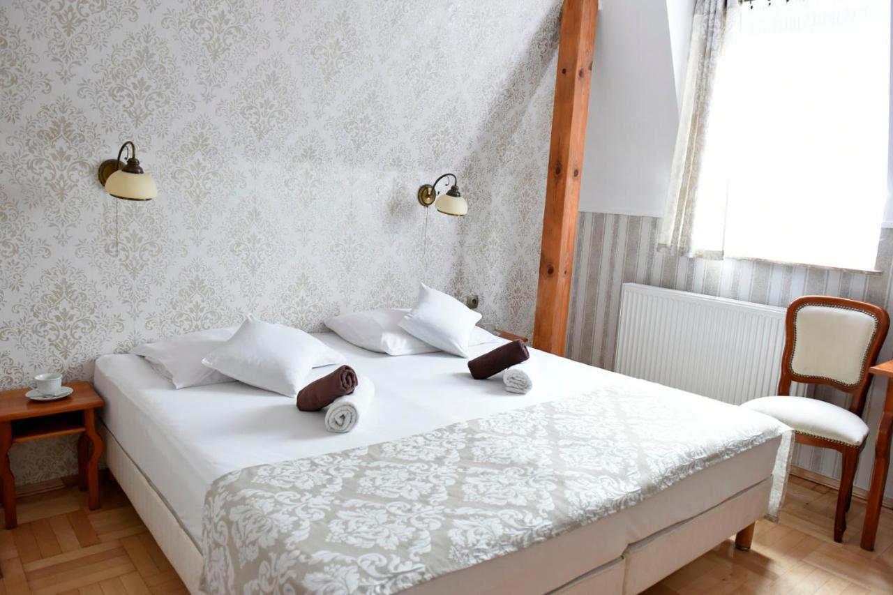 Sniezka Hotel Krosno Ngoại thất bức ảnh